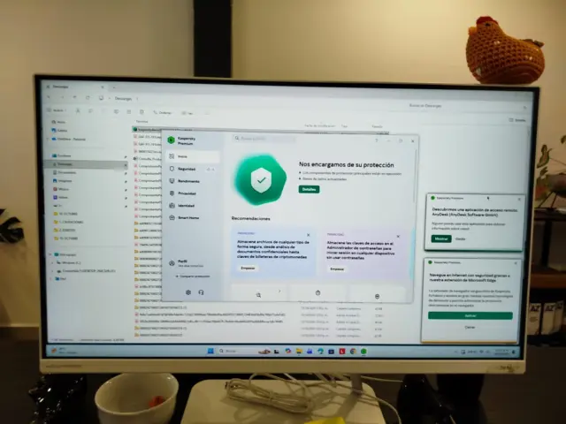 Monitor de oficina mostrando la protección de Kaspersky activa