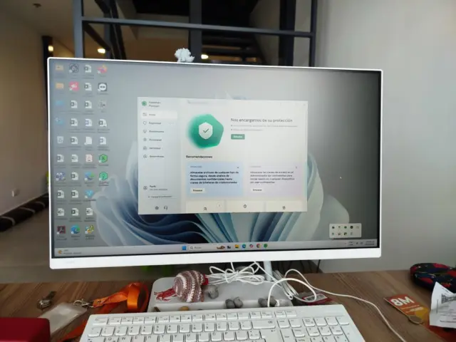 Equipo de escritorio con Kaspersky instalado sobre un escritorio de oficina