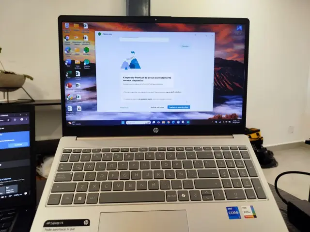 Portátil HP con el antivirus Kaspersky recién instalado por Josbyte